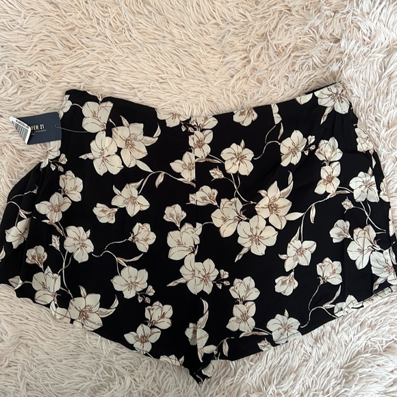 New with tags floral skort - Picture 5 of 7